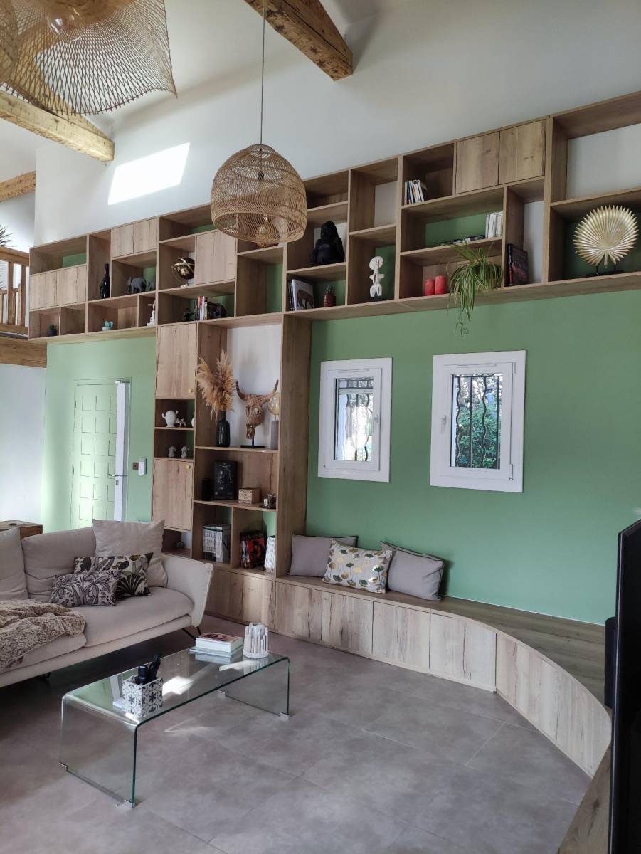 Aménagement d'un salon avec toit cathédral à Six fours les plages.