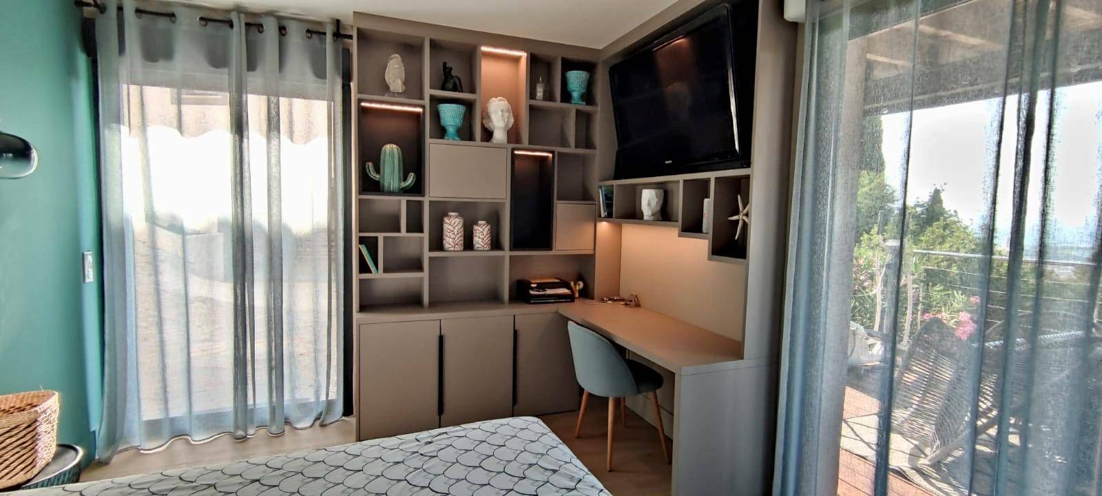 Bureau en angle dans une chambre à Bormes les Mimosas 83230 dans le Var.