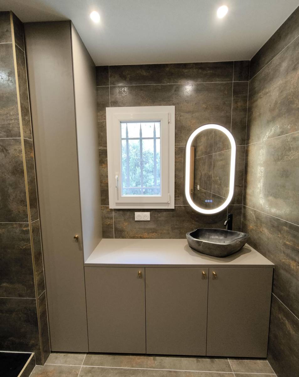Meuble et colonne de salle de bain sur mesure 