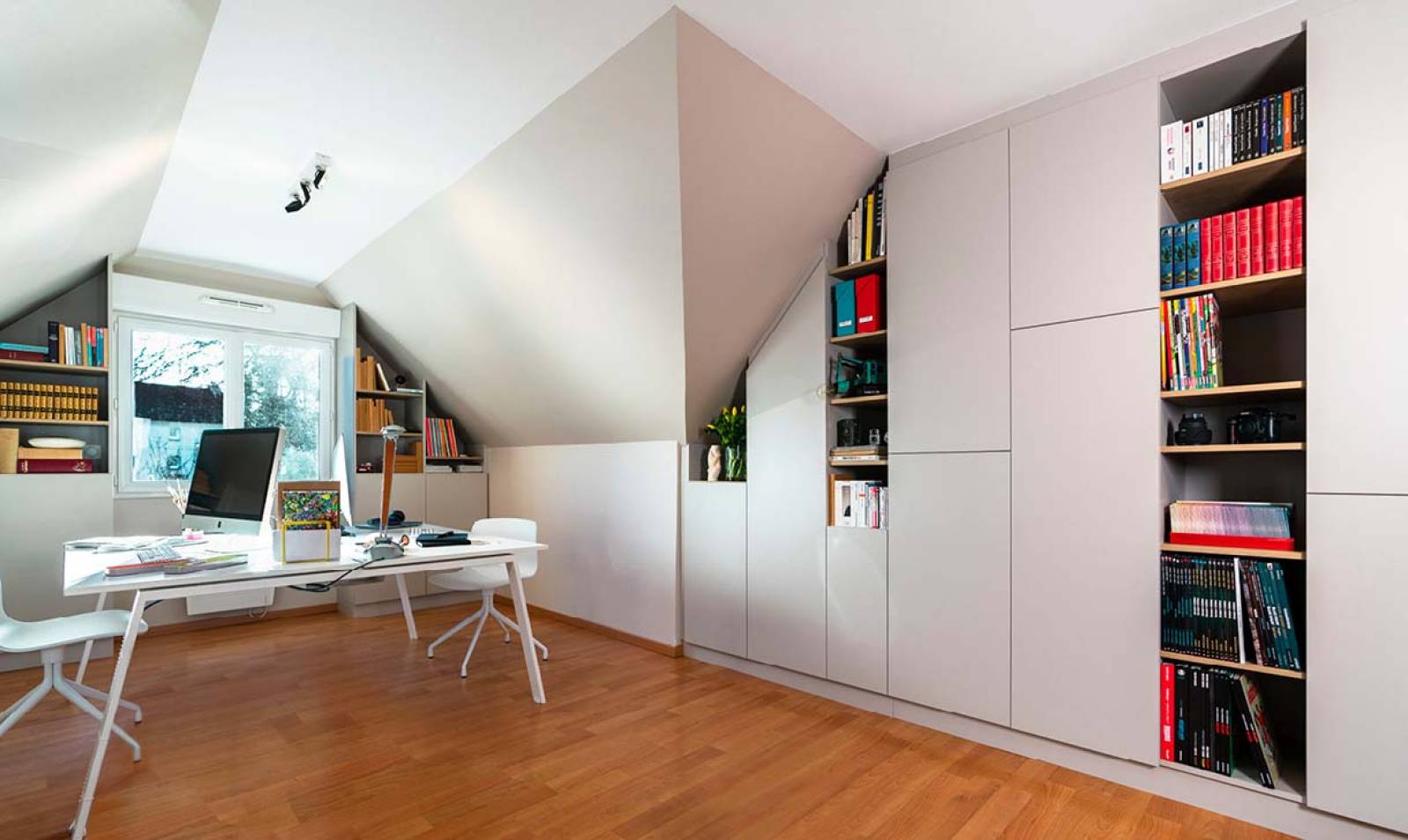 Bibliothèque et rangements sur mesure dans un bureau sous les combles au Lavandou dans le Var.