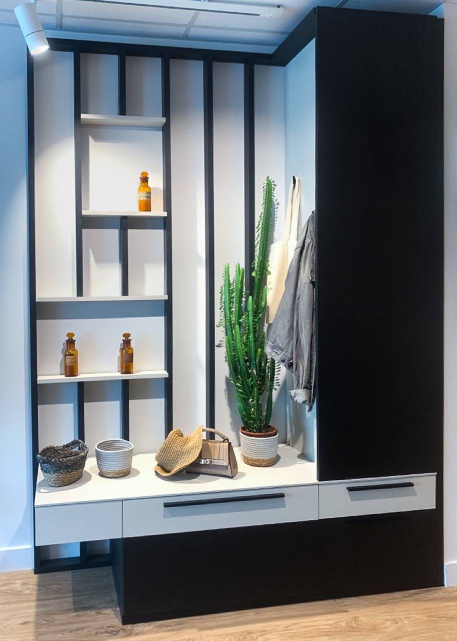 Rangements design pour une entrée avec claustra et niches décoratives à Toulon.