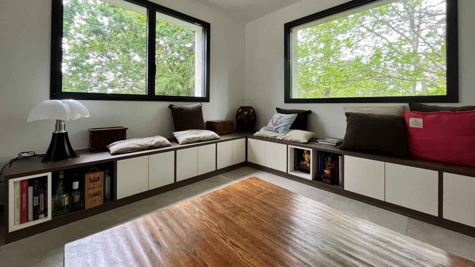 Idée de rangement avec banquette dans un salon à Ollioules.