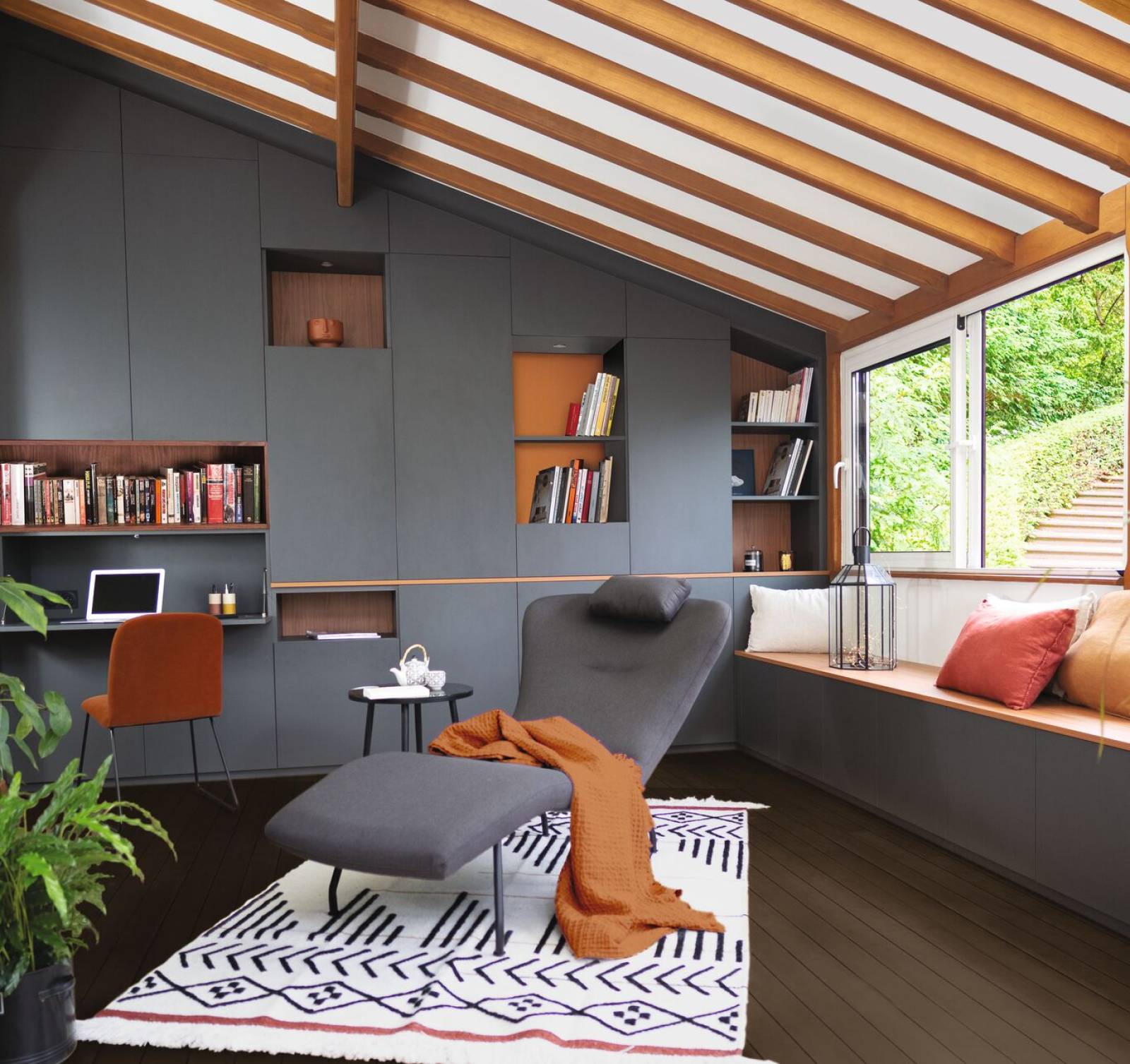 Bibliothèque sur mesure sous mansarde avec bureau et banquette intégrés à Bormes les Mimosas.