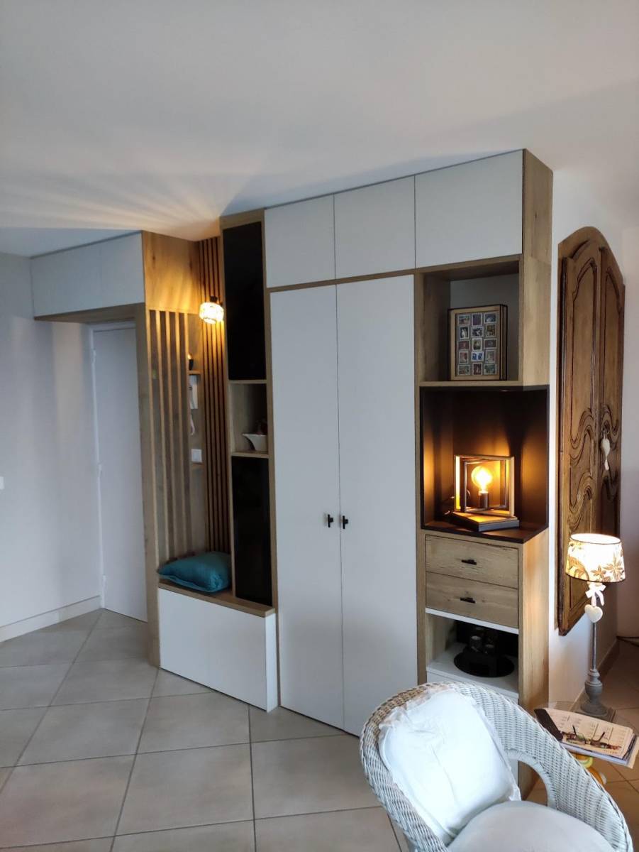 Rangements et banc pour une entrée à Bandol.