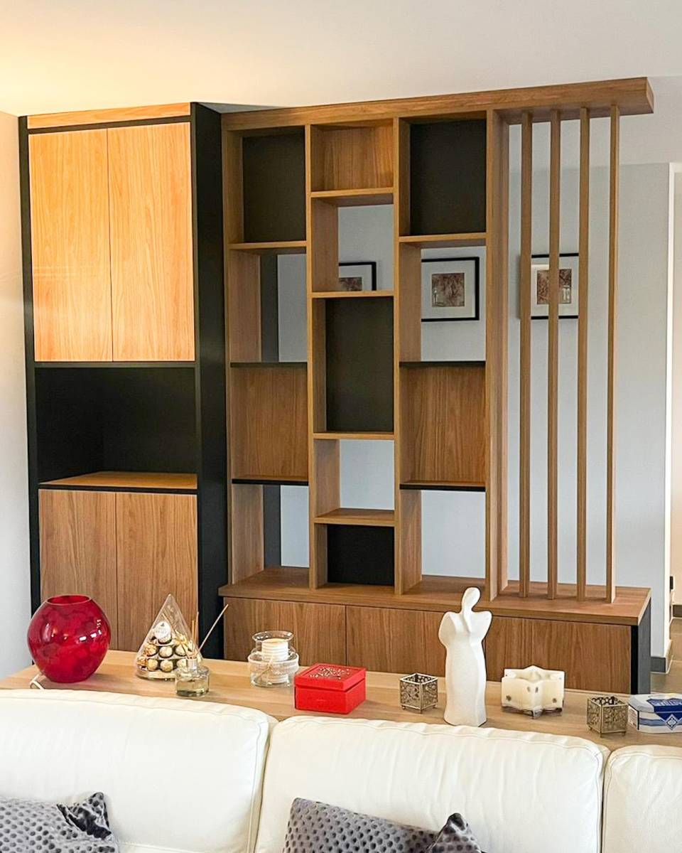 Meuble de séparation noir et bois entre séjour entrée à Brignoles 83170.