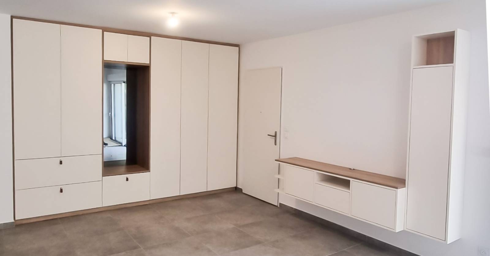 Miroir encastré dans un meuble d'entrée à La Farlède dans le Var.