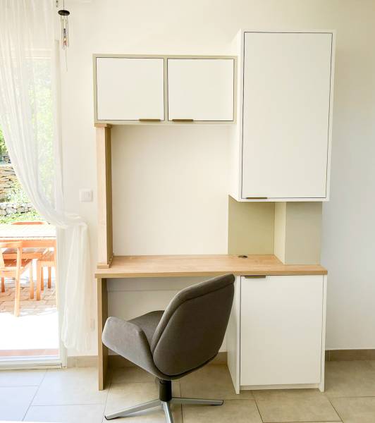 Placards sur-mesure pour un coin bureau dans un séjour à Solliès-Ville près de Toulon.