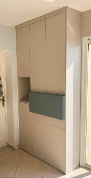 Placard bibliothèque sur mesure avec meuble bar dans un salon à Cabasse, près de Brignoles.