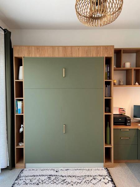 Chambre d'amis avec lit escamotable et  home office à La Valette du Var