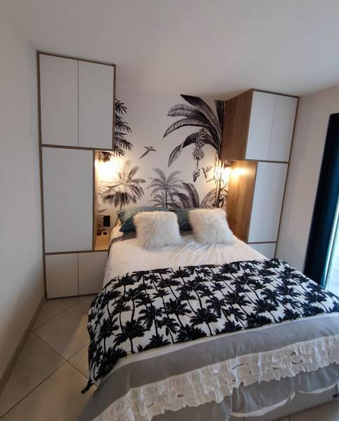 Chambre avec tour de lit sur mesure à Bandol.