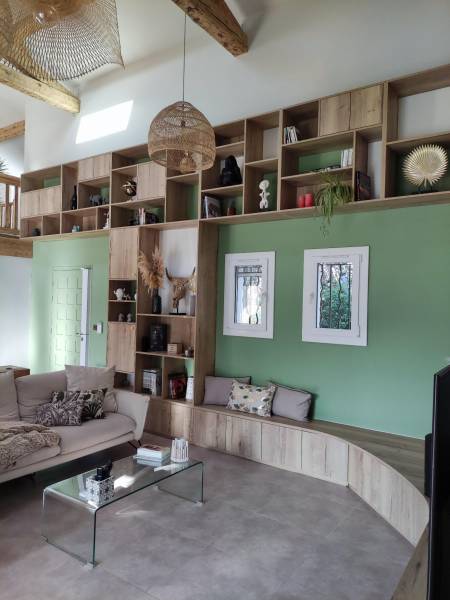 Aménagement d'un salon avec toit cathédral à Six fours les plages.