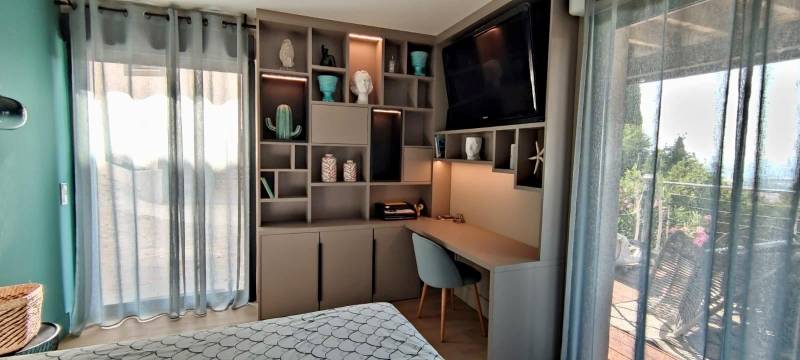 Bureau en angle dans une chambre à Bormes les Mimosas 83230 dans le Var.