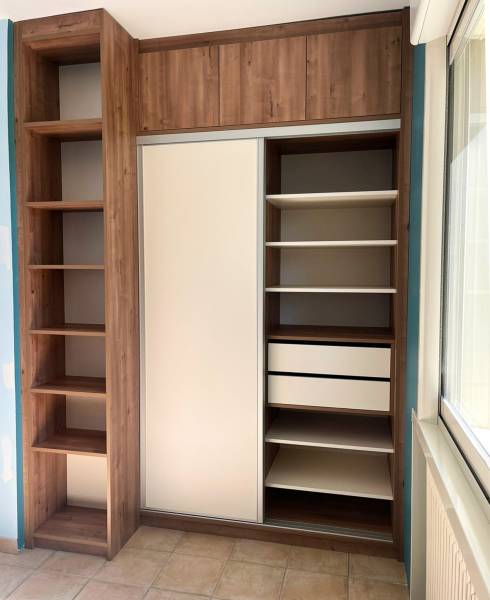 Placards blanc et bois avec portes coulissantes dans un bureau à La Seyne-sur-Mer.