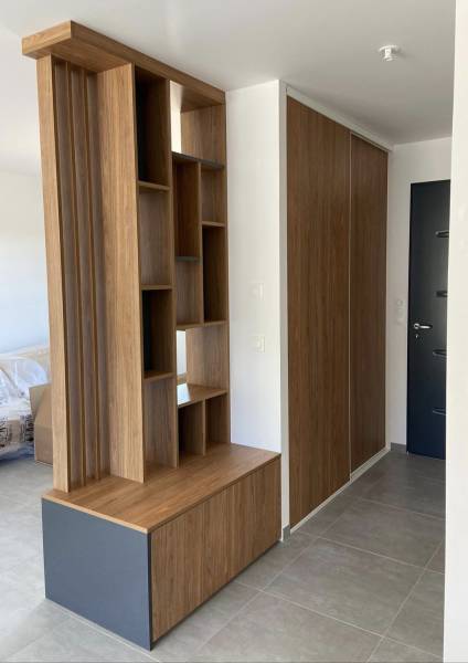 Meuble de séparation entre entrée et salon à Solliès Pont