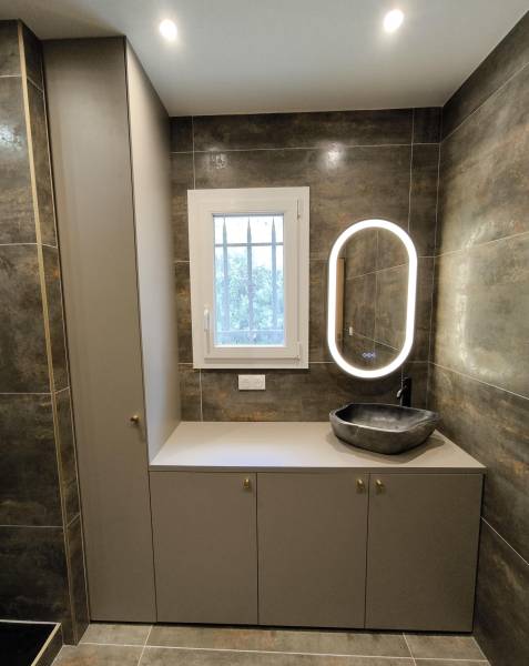 Meuble et colonne de salle de bain sur mesure 