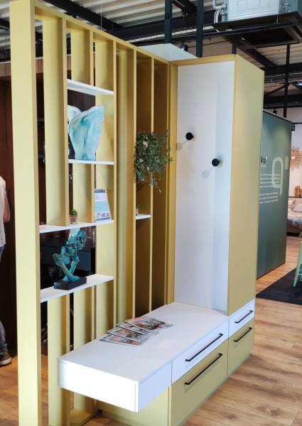 Meuble d'entrée jaune et blanc avec claustra de séparation et rangements à proximité de Toulon 83000 dans le Var, 