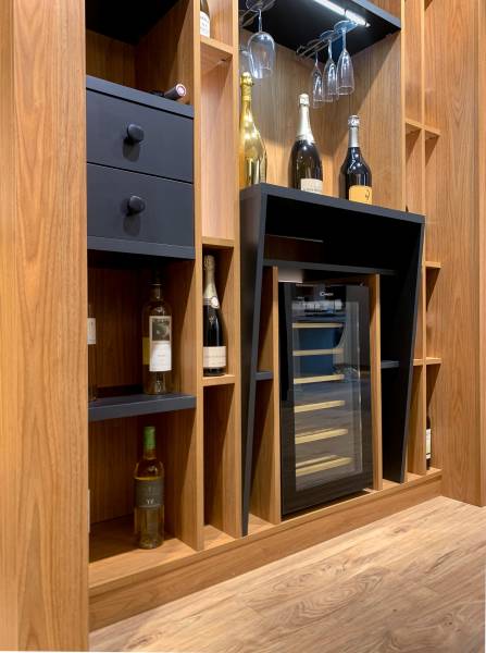 Cave réfrigérée intégrée et tiroirs pour accessoires dans une cave à vin haut de gamme. à Toulon 83000.