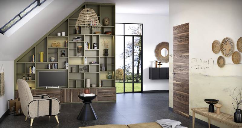 Bibliothèque sous-pente avec meuble tv intégré dans un salon moderne à Hyères. 