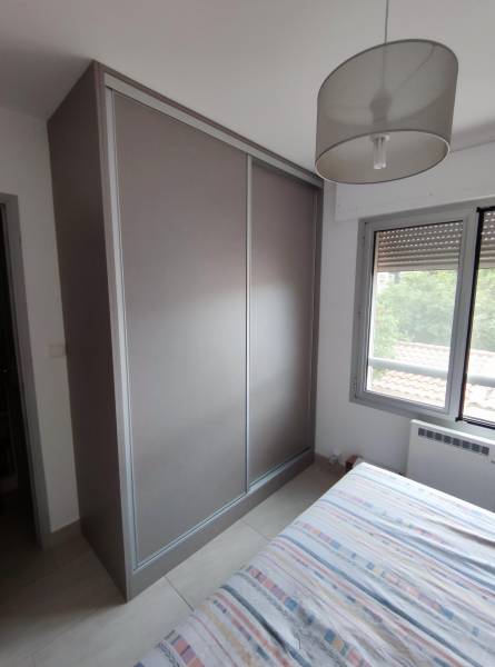 Dressing fermé dans une chambre à Six Fours les Plages