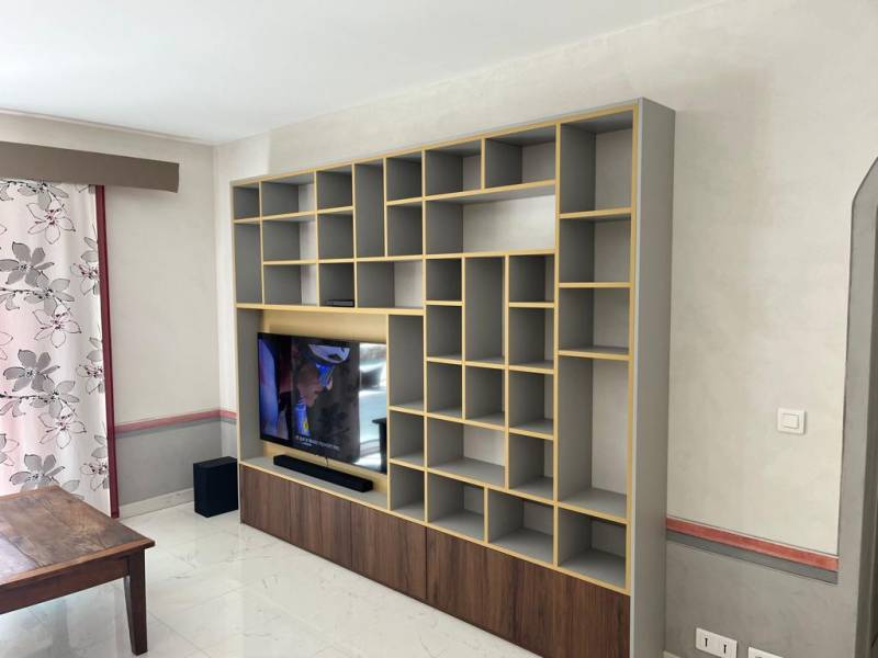 Bibliothèque avec espace télévision à Bormes les Mimosas