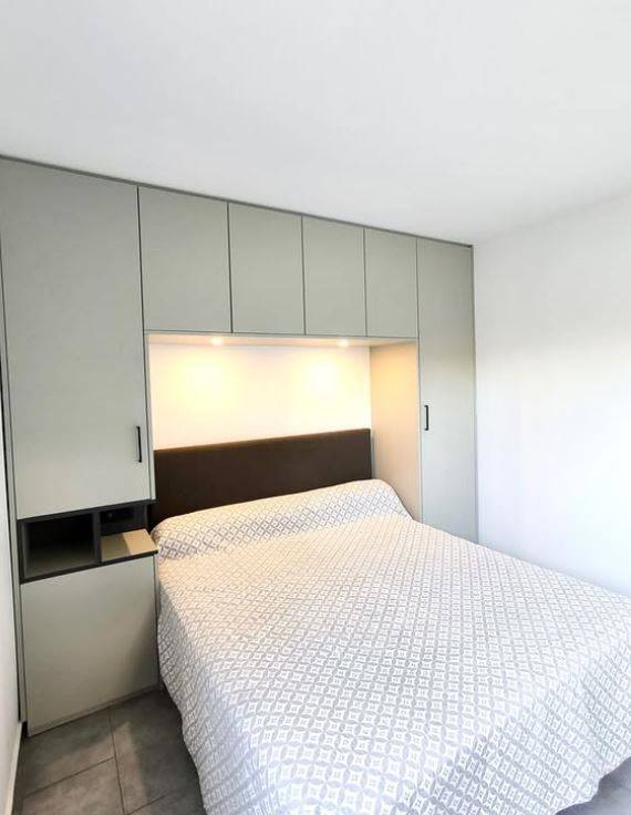 Pont de lit astucieux et sur mesure pour avoir un maximum de rangement dans la chambre à La Garde 83130 Var