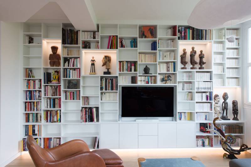 Bibliothèque murale blanche sur mesure avec meuble télé au Lavandou, près de Toulon.