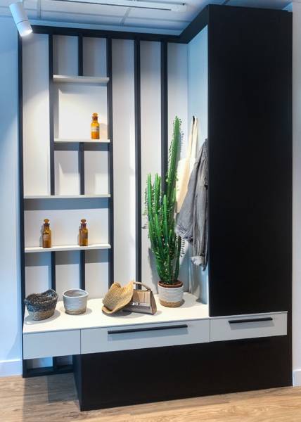 Rangements design pour une entrée avec claustra et niches décoratives à Toulon.