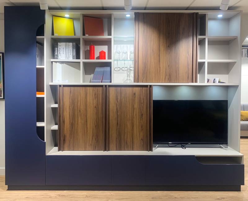 Meuble tv bibliothèque sur mesure avec portes coulissantes en bois à Toulon.