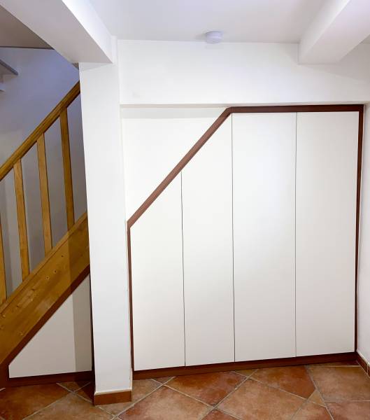 Sous-escaliers avec dressing sur mesure à Pierrefeu du Var.