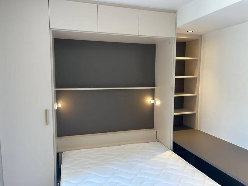 lit relevable escamotable dans une chambre d'amie au Lavandoux