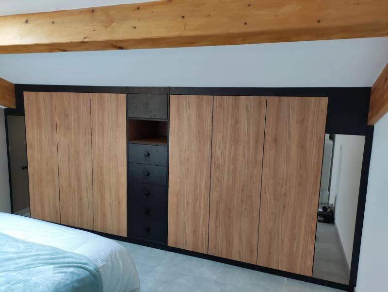 Aménagement d'un grenier en chambre avec dressing à Toulon.