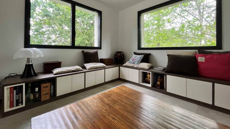 Idée de rangement avec banquette dans un salon à Ollioules.