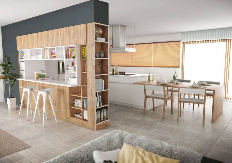 Cuisine ouverte sur mesure blanc et bois avec coin repas, îlot central équipé et bar à La Londe les Maures.