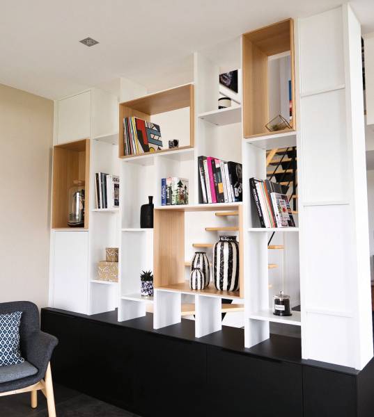 Bibliothèque semi-ouverte sur mesure pour séparer l'entrée du salon à Toulon dans le Var
