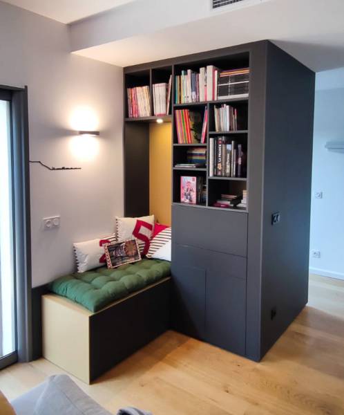 Meuble salon / entrée avec banquette sur mesure pour coin lecture intégré à Sanary sur Mer.