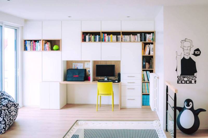 Mur complet de rangements sur mesure avec espace bureau intégré sur le palier d'un maison contemporaine à Toulon.