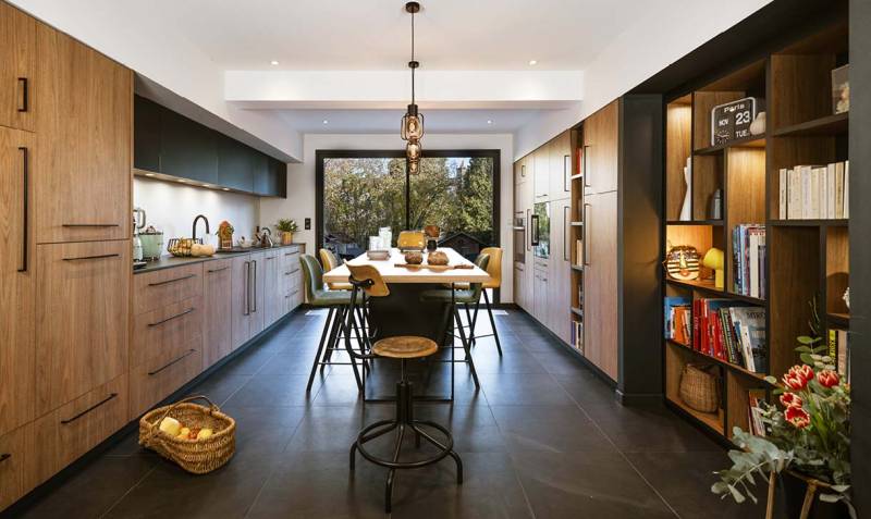 Cuisine sur mesure haut de gamme noir et bois, avec équipement intégré à La Garde.