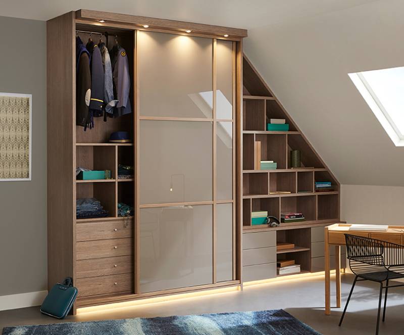 Dressing sous pente avec portes coulissantes en verre laqué à La Valette du Var.