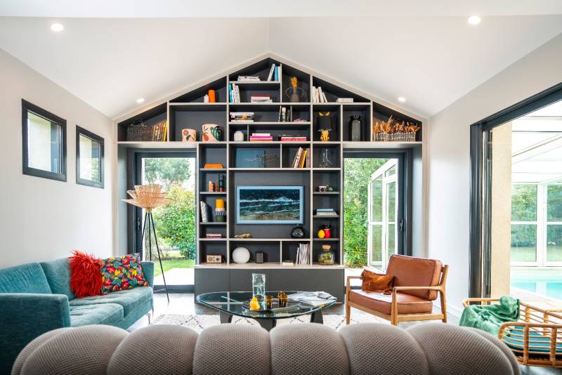 Salon sous-pente sur-mesure au Castellet dans le Var.