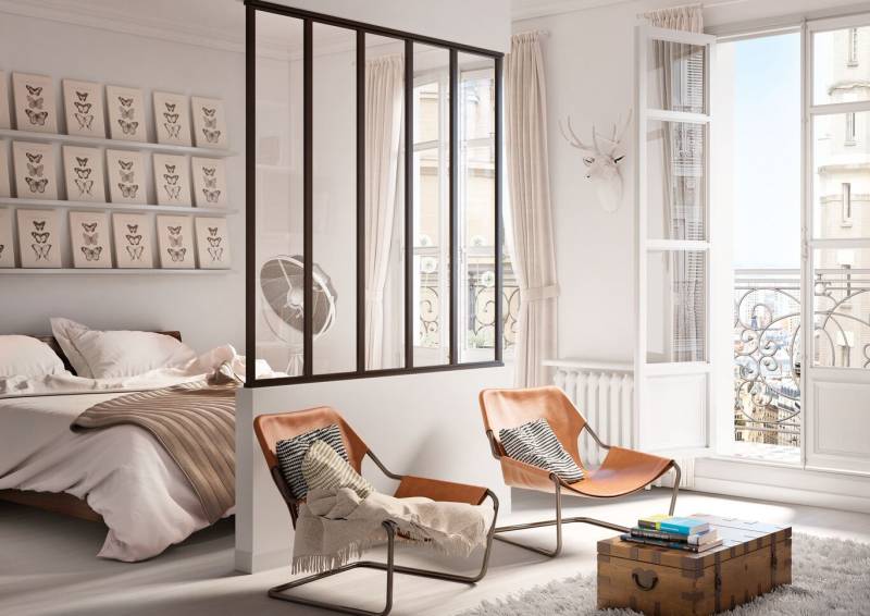 Verrière d'atelier comme séparation entre chambre et salon dans un studio rénové à Hyères 83400.