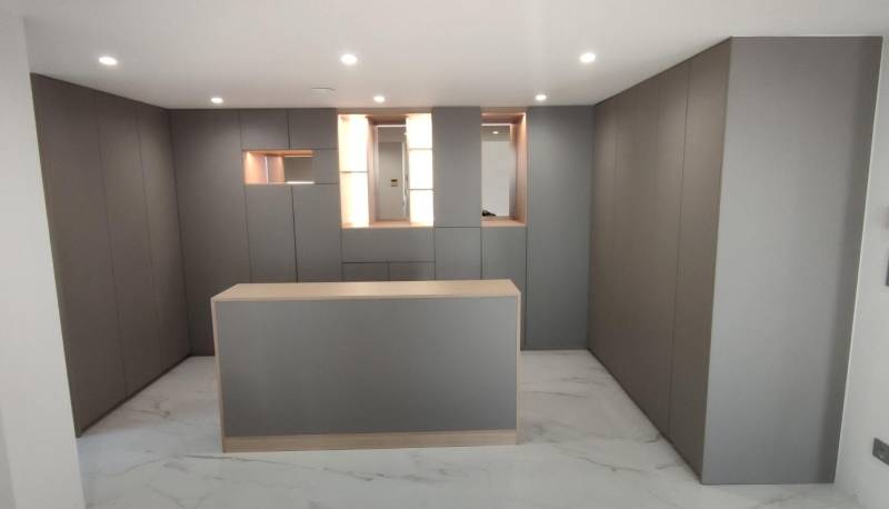 Dressing haut de gamme avec îlot central à La Londe Les Maures. 