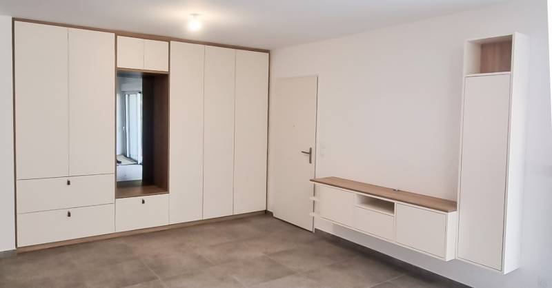 Miroir encastré dans un meuble d'entrée à La Farlède dans le Var.